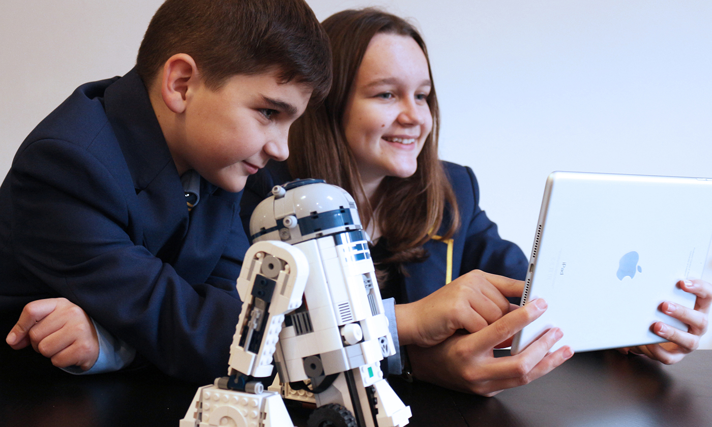 Children with an iPad and R2D2
